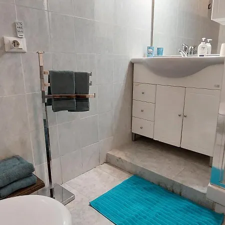 Apartment By The Sea, Beachfront With Elevator Le Grazie (Liguria)