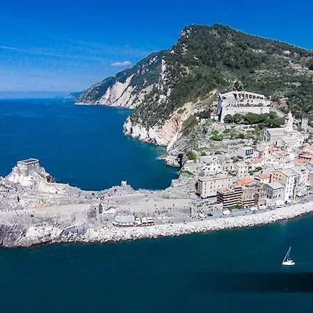 Apartment By The Sea, Beachfront With Elevator Le Grazie (Liguria)